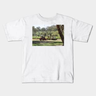 Ramming posts on the Vineyard - by South Australian artist Avril Thomas Kids T-Shirt